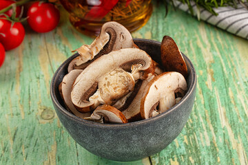 Sliced raw brown royal champignon
