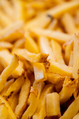 Gros plan sur des frites faites maison et croustillantes, fraîchement préparées dans un cadre de restauration.