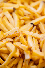 Gros plan sur des frites faites maison et croustillantes, fraîchement préparées dans un cadre de restauration.