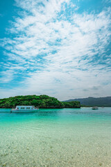 エメラルドグリーンの海が広がる石垣島・川平湾の絶景ビーチ
