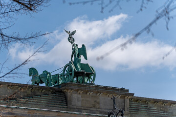 Fototapeta premium The chariot statue on top of the Brandenburg Gate. Close-up of the chariot statue.