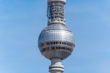 A tall tower with a large dome on top. The dome is silver and has a lot of windows © Jakob