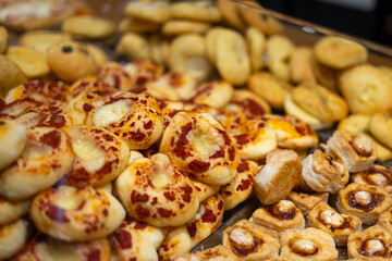 Board with tasty mini pizzas in the shop. Authentic Italian pizza in a restaurant display window. Various pizzeria in glass window display.