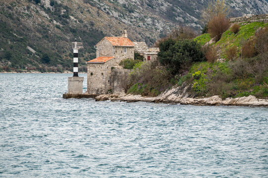 Leuchtturm und Kirche, Bucht von Kotor