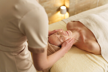 エステサロンの施術を受けるシニア女性