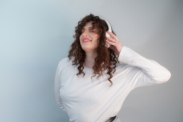 Naklejka premium Music therapy: Woman sings her favorite song, finding joy and healing in every note.