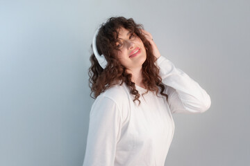 Naklejka premium Sound healing: Woman relaxes and clears her mind, dancing to music in headphones.