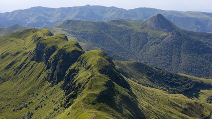 La brèche de Rolland se situe sur la longue crête qui relie le puy Mary au Peyre-Arse dans le Cantal.
Son nom lui a été donné en référence à la brèche du même nom dans les Pyrénées. - obrazy, fototapety, plakaty