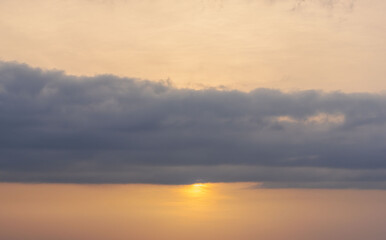 朝日が雲を輝かせる05