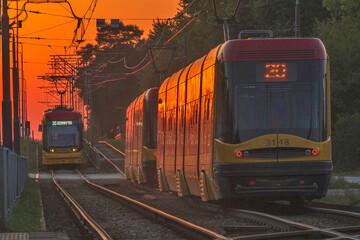 Miejski transport tramwajowy na warszawskiej woli. Tramwaj linii numer 20