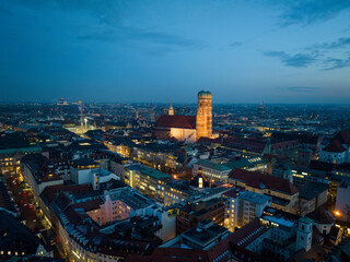 Obraz premium Frauenkirche in Munich at night from the air