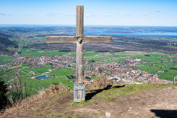 Panoramablick  zum Chiemsee, mit Gipfelkreuz an dem  Schnappen Kirchl