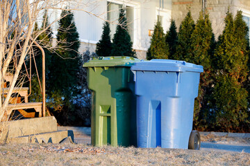 Poubelles devant une maison au Québec, Canada.
