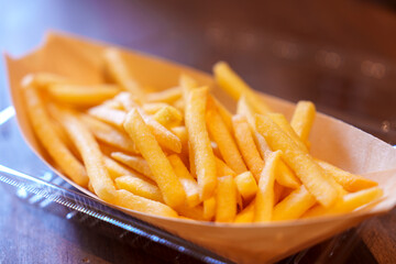 フライドポテトのクローズアップ
Close-Up of Crispy French Fries in Paper Tray