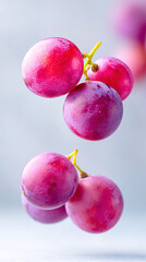 Obraz premium Grapes suspended in air showcasing their vibrant color