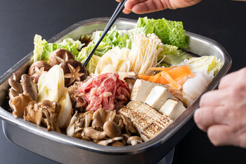 料理人がすき焼き鍋を作る
Make a sukiyaki pot