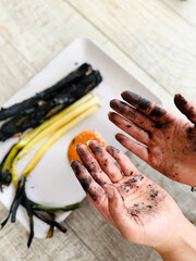 Dirty hands after eating grilled calçots.