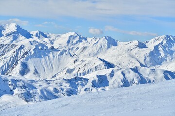 Obraz premium Scenery of French alps slopes by winter