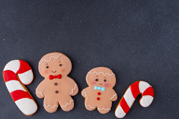 Obraz premium Gingerbread man cane icing. Food background. Christmas tree cookies copy space