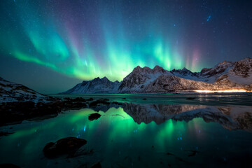 Obraz premium Spectacular Nighttime Aurora Over Lofoten Islands, Norway
