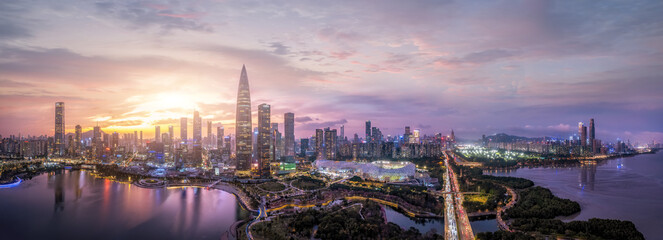Naklejka premium Captivating Shenzhen Skyline at Sunset with Reflections and City Lights