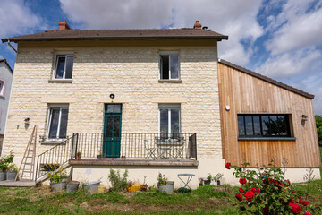 Extension moderne d’une maison en pierre beige clair avec un esprit campagnard et l'extension...