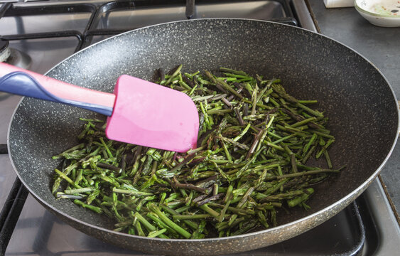 Frittata di asparagi di bosco e uova, ricetta tipica triestina