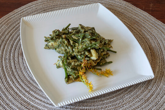 Frittata di asparagi di bosco e uova, ricetta tipica triestina