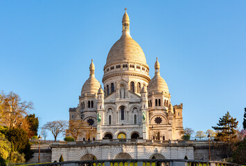 Fototapeta premium Basilica of Sacre Coeur (Sacred Heart) on Montmartre hill, Paris, France