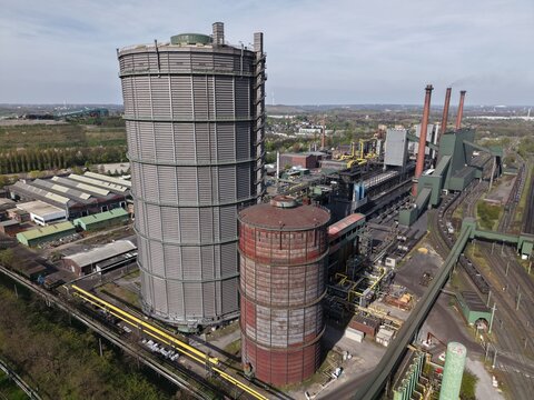 Neuer und alter Gasometer direkt nebeneinander in einer alten Kokerei welche nun als Stahlwerk genutzt wird mitten im Pott