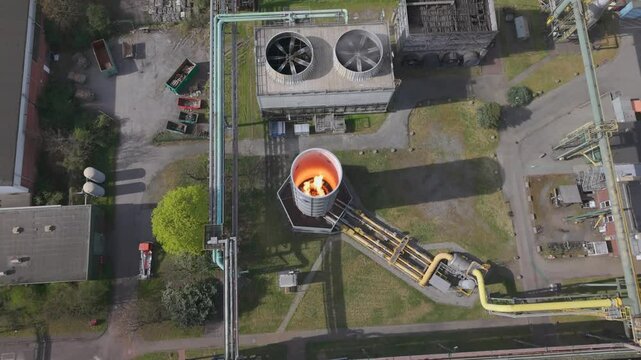 Brenner in einem modernen Stahlwerk mitten im Ruhrgebiet