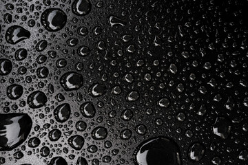 Macro de gotas sobre fondo negro