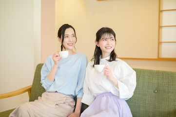 Obraz premium 並んで笑顔の日本人女性