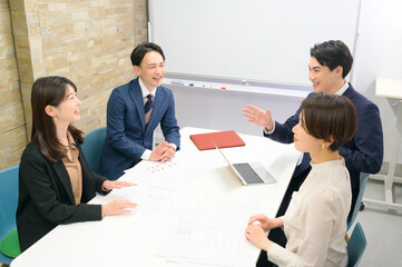 笑顔で会議をする日本人男女