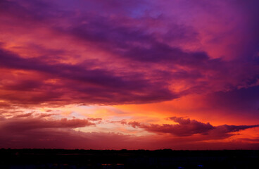 Atardecer con colores vibrantes nuboso