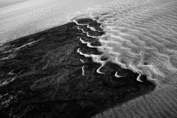 Arena de distintos tonos formas en la playa