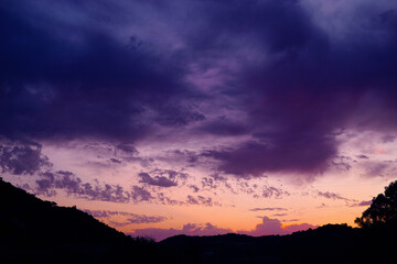 Puesta dsol colorida con nubarrones