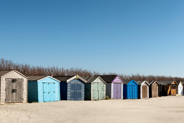 Naklejka premium Colourful beach huts on sandy beach