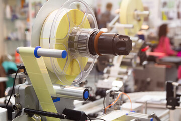 Labeling installation, automatic label applicator in production