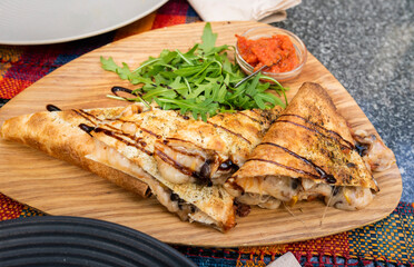 Quesadillas con ensalada en un restaurante