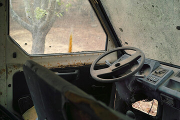 Coche abandonado en la naturaleza chatarra