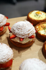 pastel de hojaldre con fresas y nata montada espolvoreado con azúcar glas