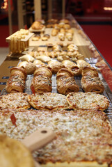 mostrador de pastelería con diferentes pasteles y bollos