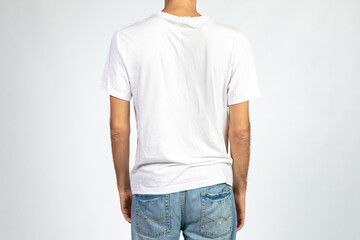 Obraz premium Man wearing grey t-shirt on light grey background, closeup. Back side, mockup for design