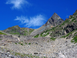 槍ヶ岳と稜線の山小屋