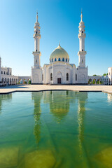 Obraz premium Beautiful view of white mosque with reflection in water. Russia