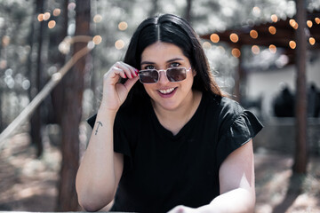 Mujer latina en el bosque sonriendo