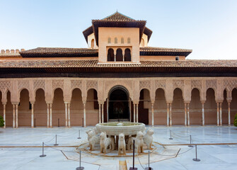 Naklejka premium Court of Lions in Nasrid palace of Alhambra, Granada, Spain