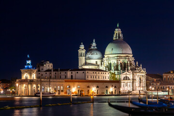 Fototapeta premium Basilica di Santa Maria della Salute and canal Grande during blue hour