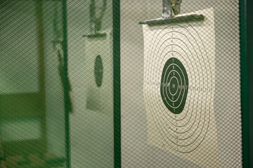 Strzelnica sportowa z tarczami przygotowanymi do strzelania z broni sportowej podczas zawodów z pistoletu. © FotoDax